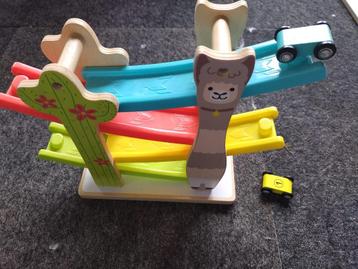 houten autobaan met 3 autootjes. beschikbaar voor biedingen