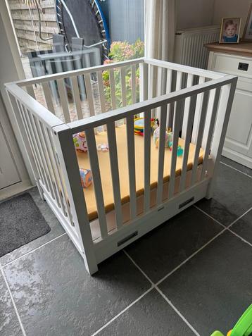 Babybox met lade en matrasje beschikbaar voor biedingen