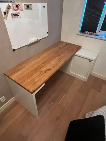 Bureau met eiken blad  beschikbaar voor biedingen