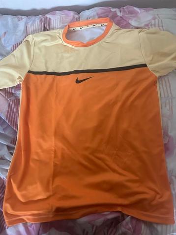 Nike T-shirt Oranje/Beige Maat M beschikbaar voor biedingen