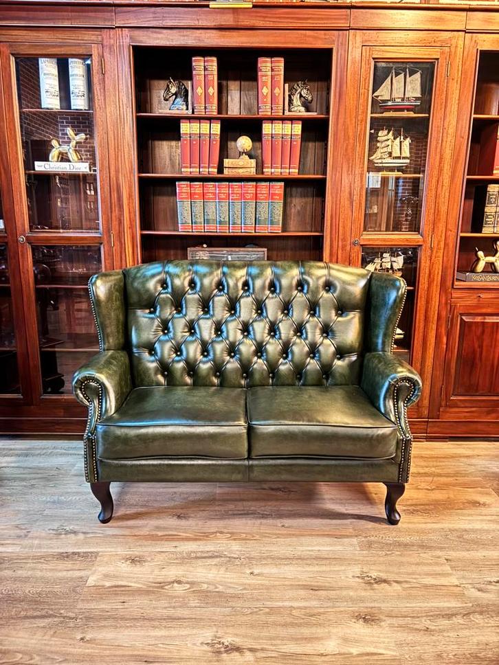 Chesterfield bankje dubbele oorfauteuil groen leer, Huis en Inrichting, Banken | Bankstellen, Zo goed als nieuw, Tweepersoons