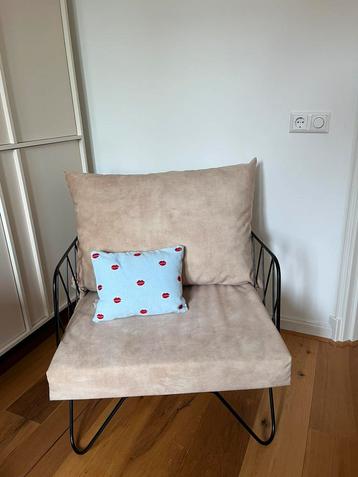 Zwarte metalen fauteuil met beige kussens beschikbaar voor biedingen