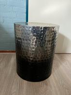 (Bijzet)tafel of plantenopzettafel shiny zilver met zwart, Huis en Inrichting, Ophalen of Verzenden, Gebruikt, Rond, Metaal of Aluminium