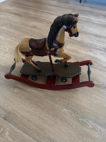 Oud hobbelpaard voor decoratie  beschikbaar voor biedingen