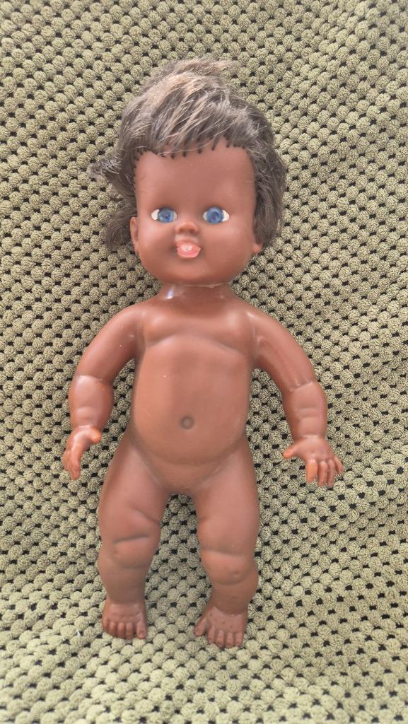 Vintage donkere pop, zwart gekleurd, Rubbertoys Italy. T7, Verzamelen, Poppen, Gebruikt, Pop, Ophalen of Verzenden