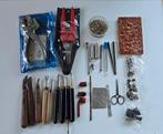 Antiek en nieuw leerbewerking gereedschap + tas patronen, Antiek en Kunst, Antiek | Gereedschap en Instrumenten, Ophalen