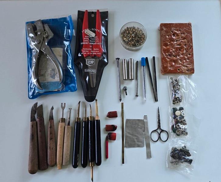 Complete Vintage Leerbewerking Set + Patronen Auerhaan, Antiek en Kunst, Antiek | Gereedschap en Instrumenten, Ophalen