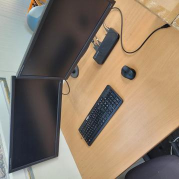 Dockingstation met monitoren / thuiswerkplek beschikbaar voor biedingen