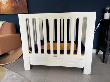 Witte box van Coming met ronde details beschikbaar voor biedingen