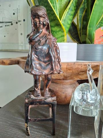 Antiek Bronzen Beeldje - Meisje op Stoel beschikbaar voor biedingen