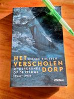 Het verscholen dorp - Ondergronds op de Veluwe 1943-1944, Boeken, Ophalen of Verzenden, Tweede Wereldoorlog, Zo goed als nieuw