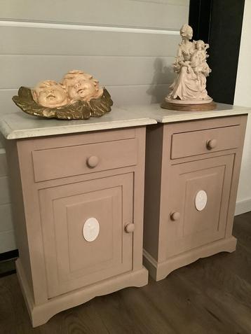 2 brocante nachtkastjes zwart queen Ann dressoir eethoek    beschikbaar voor biedingen