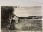 Terschelling: Vrouw, in klederdracht,  bij de boerderij, Ophalen of Verzenden, 1920 tot 1940, Ongelopen, Waddeneilanden