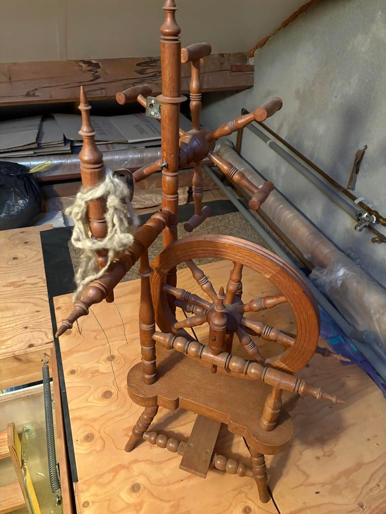 Antiek houten spinnewiel, Ophalen