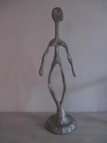 Metalen sculpturen beschikbaar voor biedingen