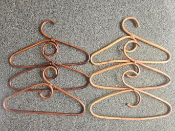 Vintage rotan bamboe kledinghangers set 6  beschikbaar voor biedingen