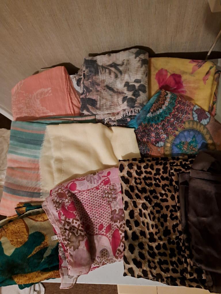 diverse dames sjaals, Ophalen of Verzenden, Zo goed als nieuw, Maat 46/48 (XL) of groter, Sjaal