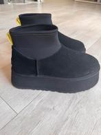 UGG Classic Mini Dipper Platform Boots Zwart Maat 40, Ophalen, Zo goed als nieuw, Zwart