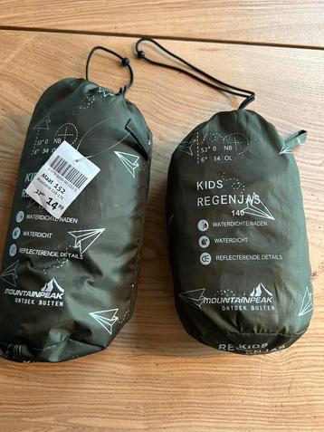 Nieuwe regenjassen groen beschikbaar voor biedingen