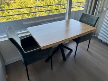 Eikenhouten eettafel + twee eetkamerstoelen beschikbaar voor biedingen