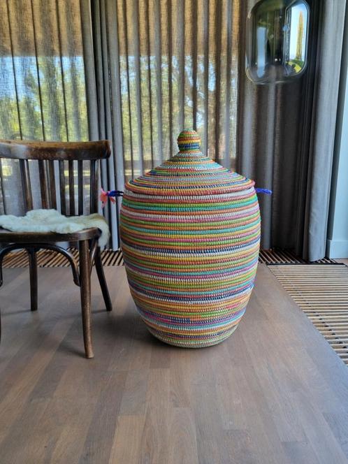 Afrikaanse wasmand multicolor handgemaakt in Senegal, Huis en Inrichting, Woonaccessoires | Schalen en Manden, Nieuw, Rond, Overige materialen
