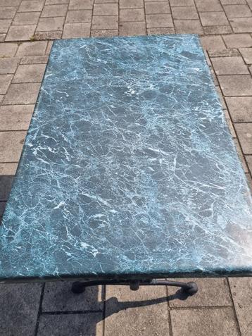 Terras tafel beschikbaar voor biedingen
