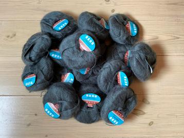 16 Bollen Mohair, nieuw (verlaagd in prijs) beschikbaar voor biedingen