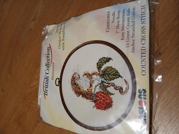 Ginger mouse met raspberry Dimensions 2000, Hobby en Vrije tijd, Borduren en Borduurmachines, Nieuw, Borduurpakket, Handborduren
