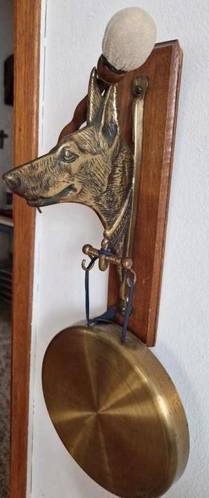 Wandgong figuur van een hond, Antiek en Kunst, Antiek | Koper en Brons, Ophalen of Verzenden