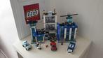 Lego politiebureau 60047 compleet  met extra auto, Kinderen en Baby's, Speelgoed | Duplo en Lego, Ophalen of Verzenden, Gebruikt