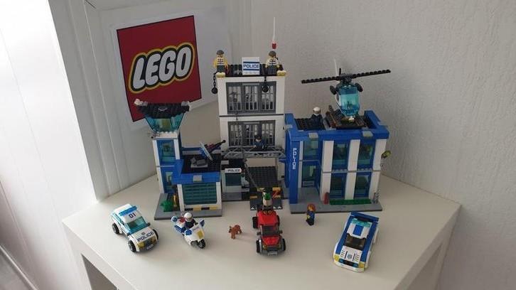 Lego politiebureau 60047 compleet  met extra auto, Kinderen en Baby's, Speelgoed | Duplo en Lego, Gebruikt, Ophalen of Verzenden