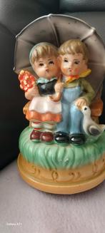 Vintage keramische muziekdoos beeldje kinderen onder paraplu, Verzamelen, Beelden en Beeldjes, Ophalen of Verzenden