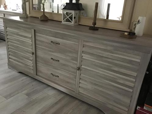 Salontafel en dressoir, Huis en Inrichting, Kasten | Dressoirs, Zo goed als nieuw, 200 cm of meer, 25 tot 50 cm, Met lade(s), Met deur(en)