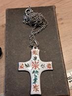 Geëmailleerd Kruis aan Ketting in Doosje, Sieraden, Tassen en Uiterlijk, Kettingen, Gebruikt, Wit, Ophalen of Verzenden, Overige materialen