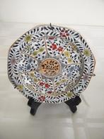 Antiek wandbord met ophangsysteem bloemen en blaadjes zwart, Antiek en Kunst, Antiek | Wandborden en Tegels, Ophalen of Verzenden