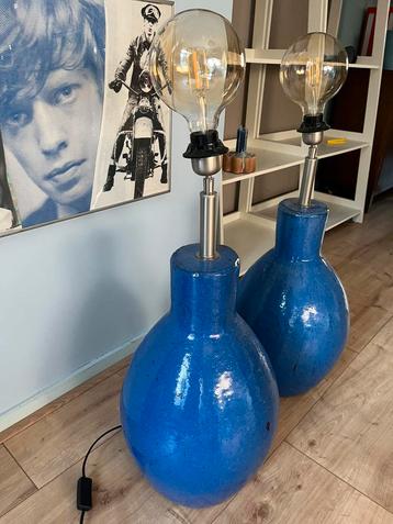 Twee unieke vintage lampen met blauwe keramische voet beschikbaar voor biedingen