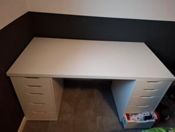 Wit Bureau met Ladenkastjes beschikbaar voor biedingen