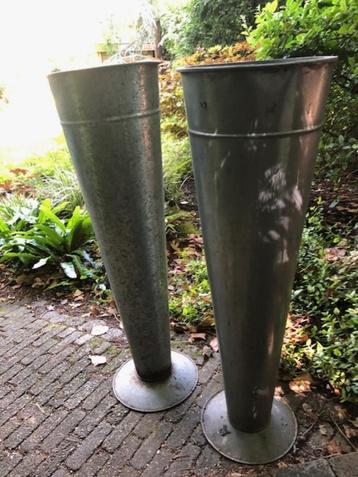 twee zinken tuinvazen (prijs is voor beide vazen samen) beschikbaar voor biedingen