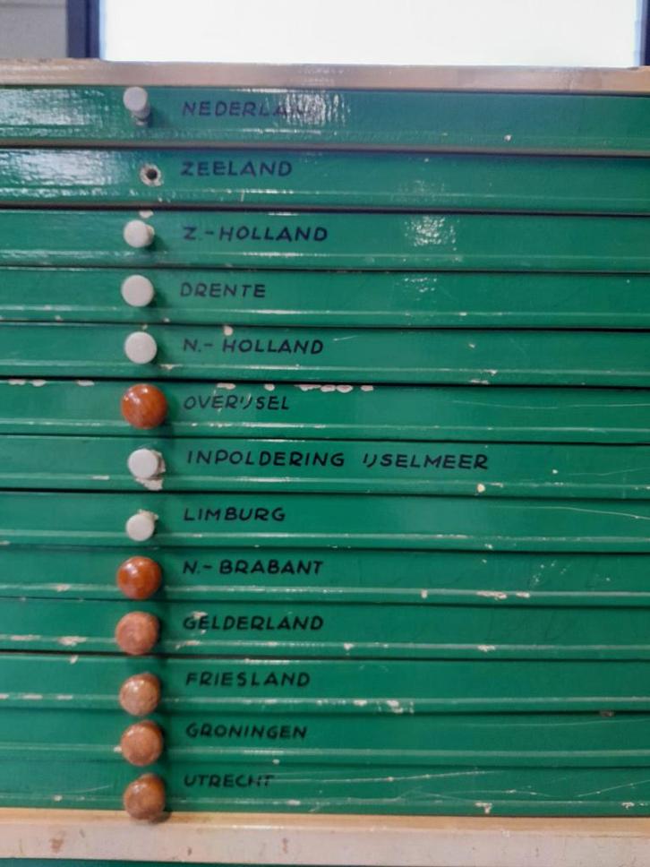 Houten handgemaakt kastje met 11 provincies, Antiek en Kunst, Antiek | Schoolplaten, Geschiedenis, Ophalen of Verzenden