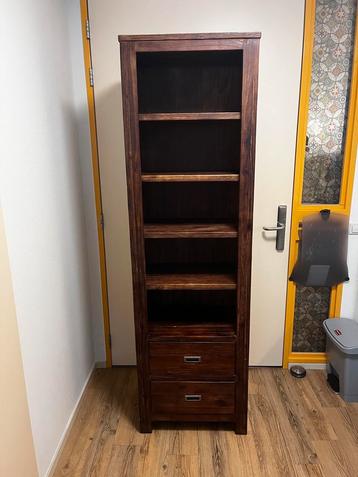 Vintage houten boekenkast beschikbaar voor biedingen