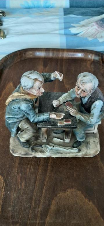 Beeld van kaartende oude mannen ( 20 X 10 X 8 cm) Keramiek. beschikbaar voor biedingen