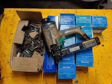 Tacker Duo-fast met veel golfkrammen  beschikbaar voor biedingen