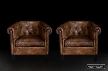 Gecapitonneerde chesterfield clubfauteuils in zadelleer beschikbaar voor biedingen