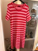 Leuke roze/rode jurk Question maat S, Kleding | Dames, Maat 38/40 (M), Ophalen of Verzenden, Zo goed als nieuw, Knielengte
