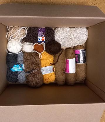Doos met garen, van alles wat, acryl, wol, mix garen, enz. beschikbaar voor biedingen