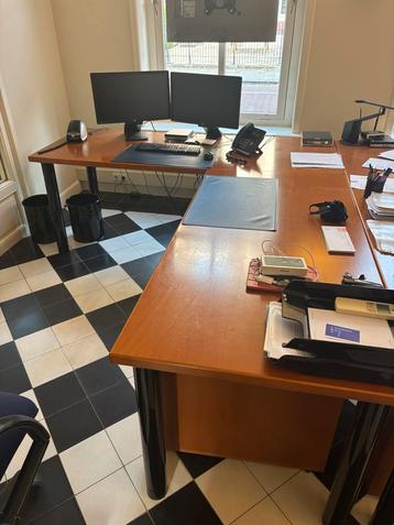 Mooi Bureau in Top Staat beschikbaar voor biedingen