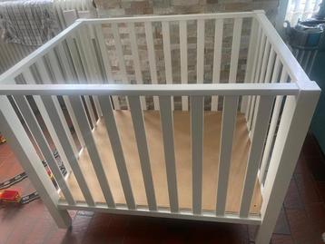 Kinderbox met wieltjes compleet met matras beschikbaar voor biedingen