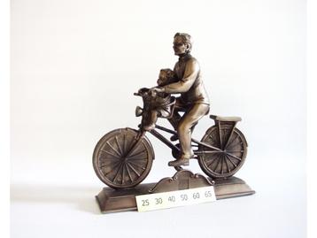 Nieuw brons beeld man vader met kind op fiets. beschikbaar voor biedingen