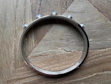 Silis bangle met blauwe steentjes beschikbaar voor biedingen