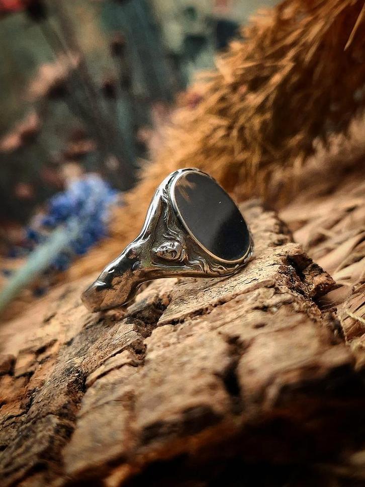 Zilveren zegelring met Grieks vrouw ontwerp, Sieraden, Tassen en Uiterlijk, Ringen, Nieuw, Dame of Heer, 18 tot 19, Zilver, Zilver